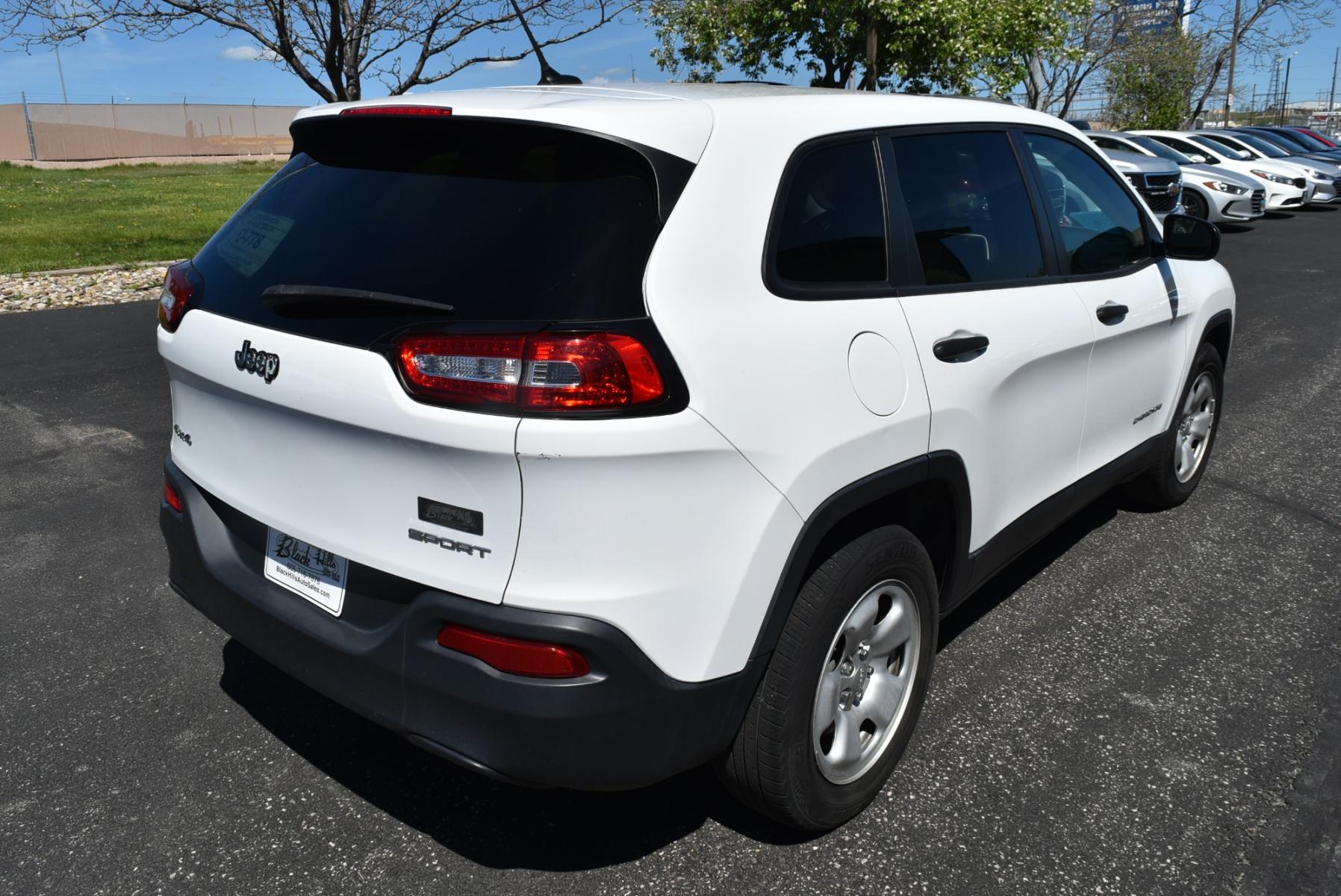 2016 White /Beige Jeep Cherokee Sport (1C4PJMAB4GW) with an 2.4L 4 Cyl Multi -Air engine, 9-Speed Automatic transmission, located at 1600 E Hwy 44, Rapid City, SD, 57703, (605) 716-7878, 44.070232, -103.171410 - Photo #7